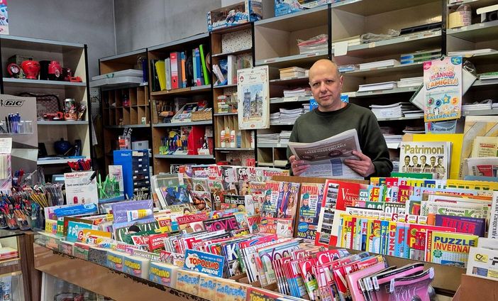 Massimiliano Mancuso dietro al bancone della sua cartoleria