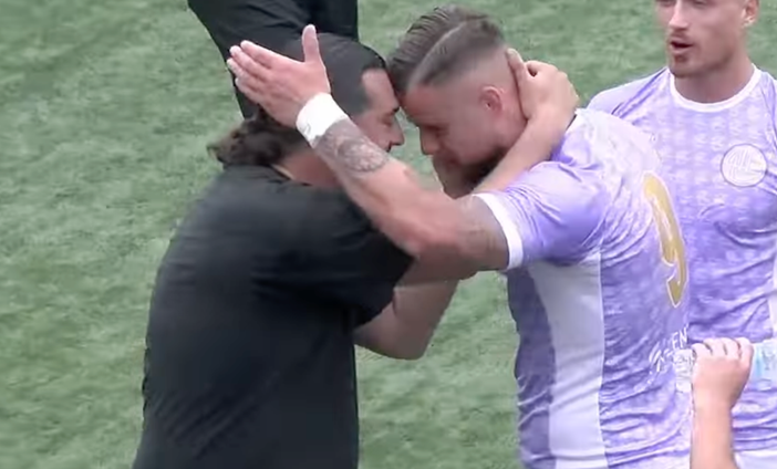 L'abbraccio di Gianluca Porro all'attaccante albanese Ergys Ballgjini, due gol nella sfida salvezza di ieri vinta 3-0 dal Legnano con il Robbio (foto tratta da Paolozerbi.com) L'abbraccio di Gianluca Porro all'attaccante albanese Ergys Ballgjini, due gol nella sfida salvezza di ieri vinta 3-0 dal Legnano con il Robbio (foto tratta da Paolozerbi.com)