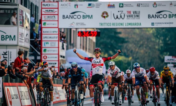 Tadej Pogacar esulta alla Tre Valli Varesine 2022