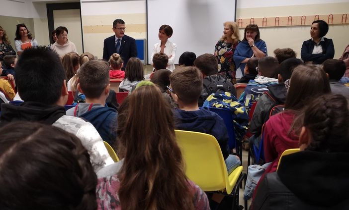Gallarate, la campanella è già suonata: primo giorno di scuola alle medie di Cedrate Gallarate, la campanella è già suonata: primo giorno di scuola alle medie di Cedrate