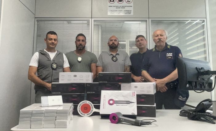 Il materiale contraffatto sequestrato dalla polizia locale di Arcisate Il materiale contraffatto sequestrato dalla polizia locale di Arcisate
