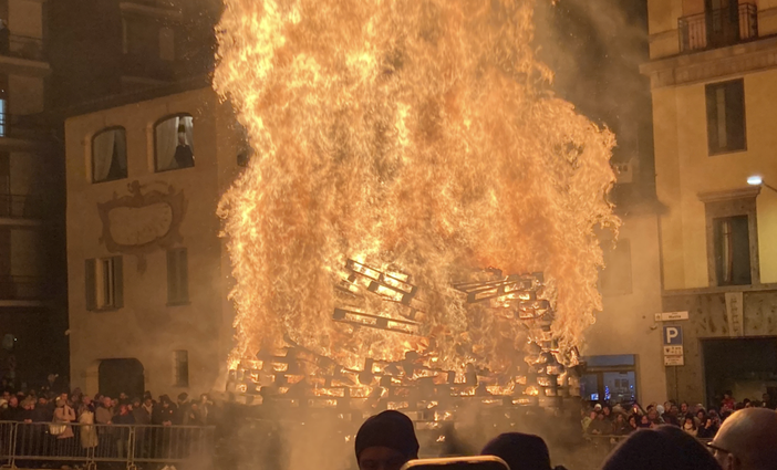FOTO e VIDEO. Brucia il Falò di Sant'Antonio e scalda la notte. In migliaia in piazza: «Questa pira è il cuore di Varese»