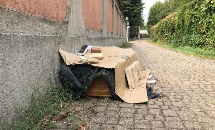 La bara rinvenuta sul sentiero del cimitero di Saronno in una foto da IlSaronno.it