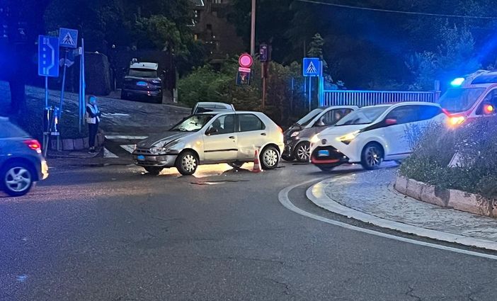 Schianto alla rotonda di viale Europa a Varese, soccorse due persone