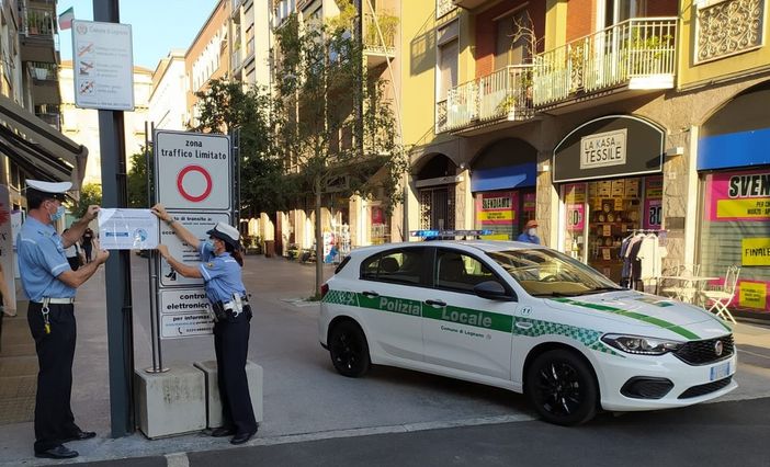 Targa contraffatta per entrare nella Ztl, sequestrato il furgone Targa contraffatta per entrare nella Ztl, sequestrato il furgone