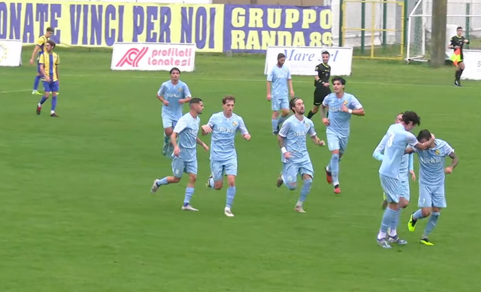 Scapinello (al centro) e Torraca dopo il gol del 2-1 sul Mariano: l'Arconatese per ora è un rullo Scapinello (al centro) e Torraca dopo il gol del 2-1 sul Mariano: l'Arconatese per ora è un rullo