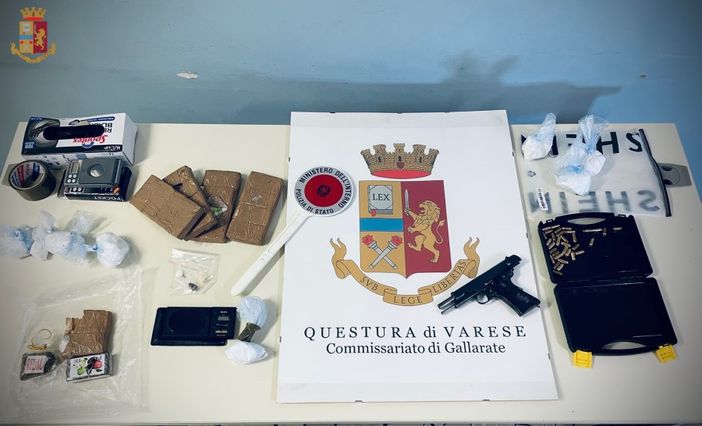 Il materiale sequestrato dagli agenti della polizia di Gallarate Il materiale sequestrato dagli agenti della polizia di Gallarate