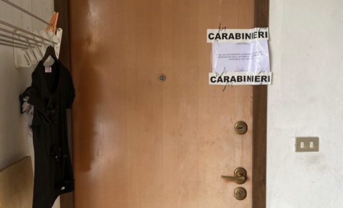 L'ingresso dell'abitazione della vittima L'ingresso dell'abitazione della vittima