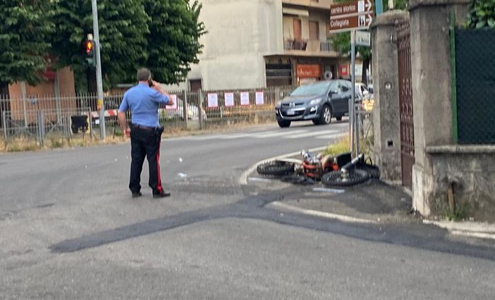 Il luogo dell'incidente a Castiglione Olona con la moto a terra all'incrocio tra la Varesina e via Rosselli