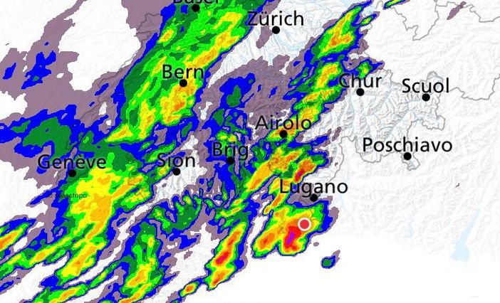 La cartina di MeteoSwiss delle ore 17 odierne: sulla nostra zona i colori arancione, rosso e viola indicano precipitazioni molto intense con quantitativi di pioggia elevati