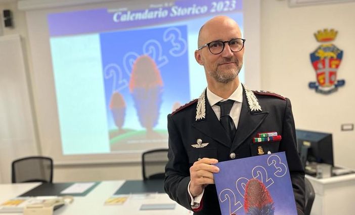 Il colonnello Gianluca Piasentin con l'edizione 2023 del Calendario Storico dei Carabinieri