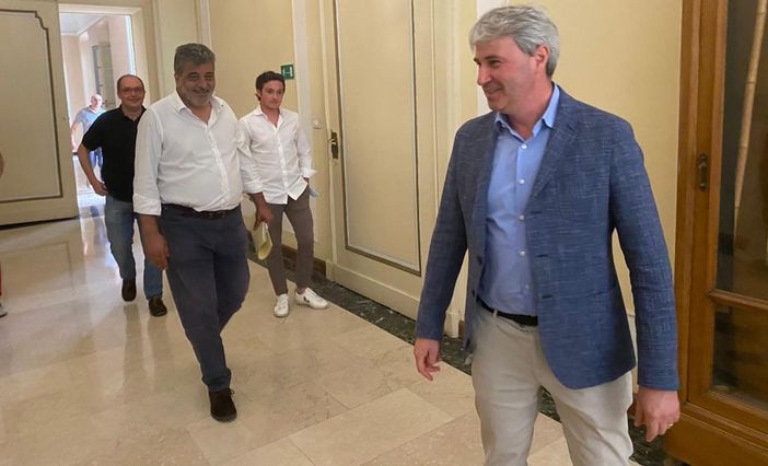 Il sindaco Davide Galimberti e l'assessore Stefano Malerba hanno nuovamente ricevuto in Comune il presidente del Varese, Stefano Amirante Il sindaco Davide Galimberti e l'assessore Stefano Malerba hanno nuovamente ricevuto in Comune il presidente del Varese, Stefano Amirante