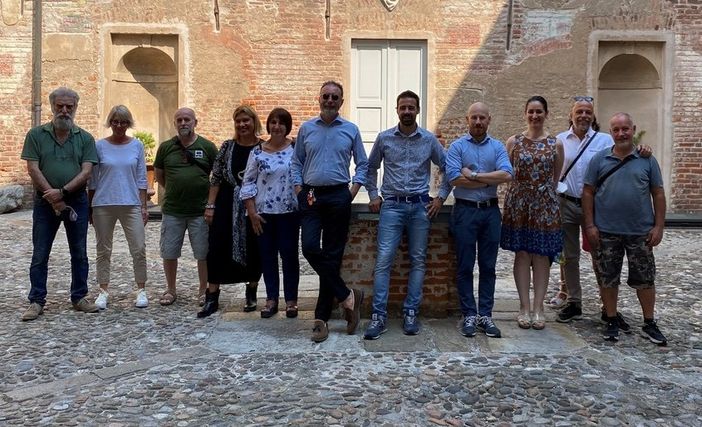 Il sindaco Marco Baroffio con l'assessore Giuseppe Palomba e alcuni commercianti di Fagnano Il sindaco Marco Baroffio con l'assessore Giuseppe Palomba e alcuni commercianti di Fagnano