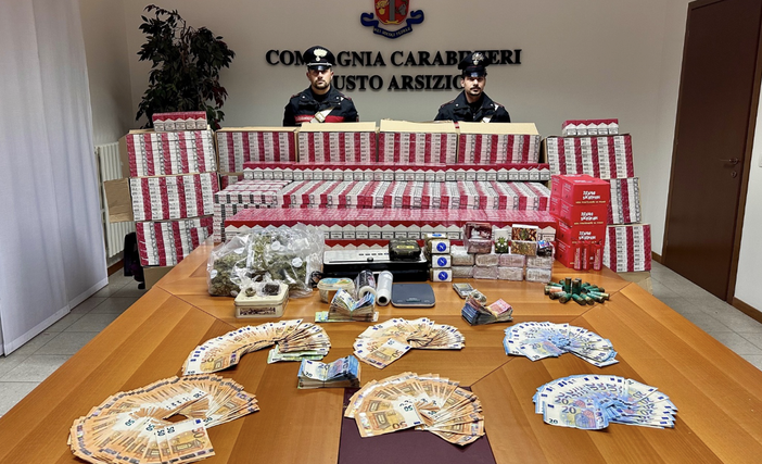 L'ingente quantitativo di merce e denaro sequestrati dai carabinieri della Compagnia di Busto Arsizio