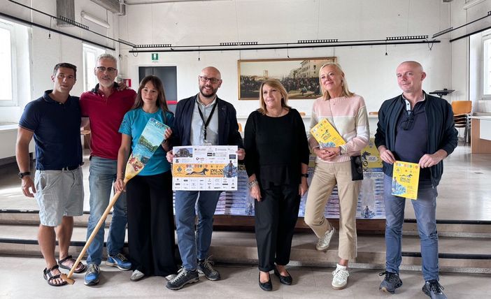 La presentazione del Palio Sestese nella sala consiliare del Comune di Sesto Calende La presentazione del Palio Sestese nella sala consiliare del Comune di Sesto Calende