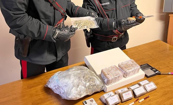 Insospettabile ragazza di 18 anni nascondeva due chili e mezzo di droga: arrestata Insospettabile ragazza di 18 anni nascondeva due chili e mezzo di droga: arrestata