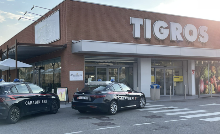 I ladri non riposano la domenica: rubano merce per mille euro dagli scaffali del Tigros di Groppello