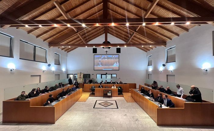 Fondazione Scuole Materne, lo strappo in Consiglio: la mozione cade, la protesta resta Fondazione Scuole Materne, lo strappo in Consiglio: la mozione cade, la protesta resta