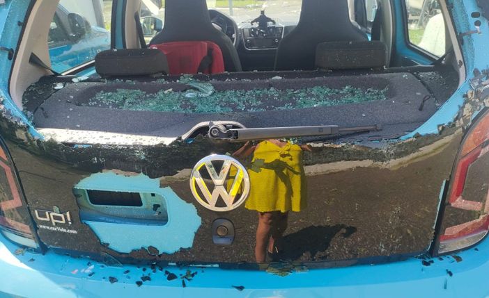 Una delle centinaia di auto devastate dalla grandine tra Gerenzano e Saronno (foto IlSaronno.it) Una delle centinaia di auto devastate dalla grandine tra Gerenzano e Saronno (foto IlSaronno.it)