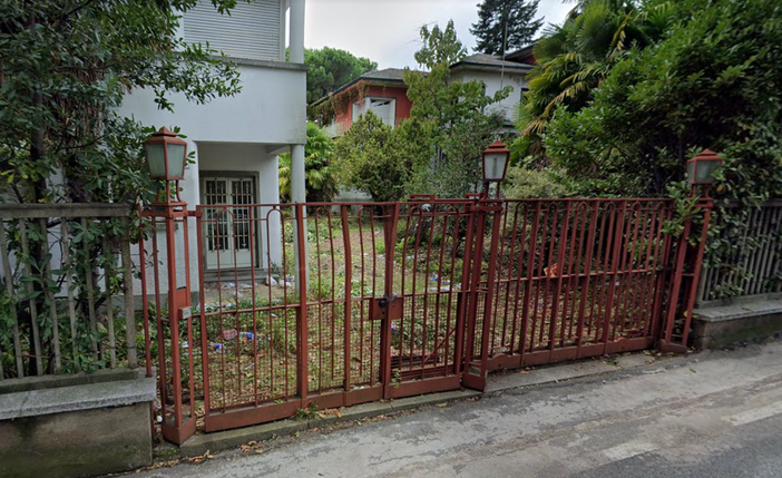 Operazione all’alba della polizia locale, sgombrato un immobile di viale Aguggiari