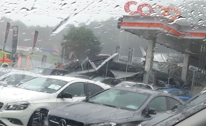 La foto del crollo della pensilina Coop inviata da un lettore