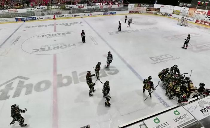 Tutti su Schina dopo il gol al 70'12" che decide l'overtime: si torna a Varese