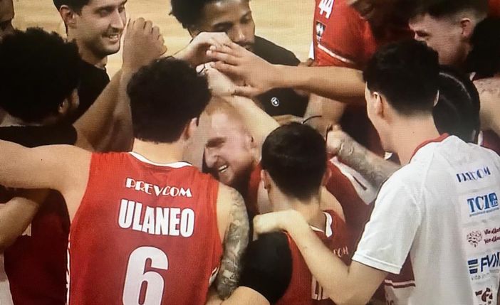Nico Mannion, assoluto protagonista di serata, festeggia con i compagni di squadra