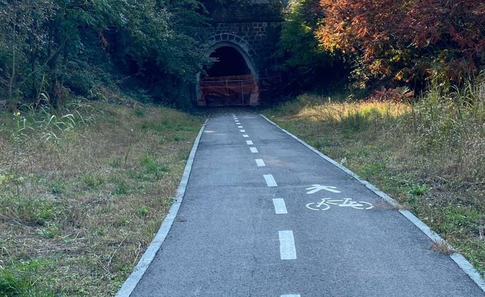 La galleria della pista ciclopedonale di Induno sbarrata La galleria della pista ciclopedonale di Induno sbarrata