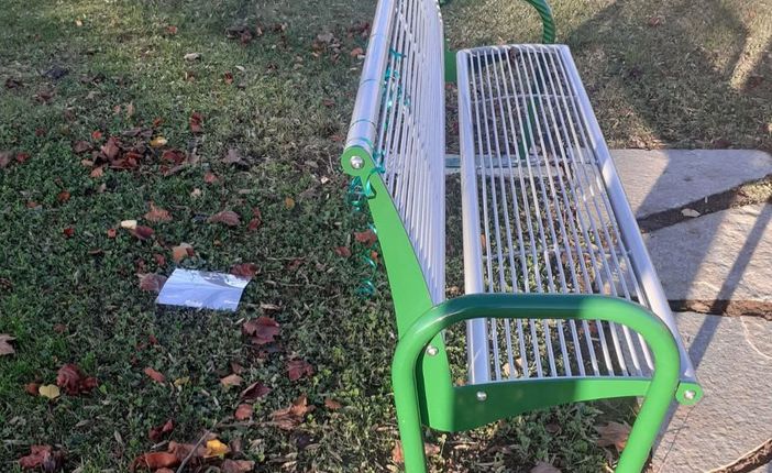 La targa strappata dai vandali dalla panchina dedicata alla Pro Loco (foto dalla pagina Facebook della Pro Loco di Cavaria) La targa strappata dai vandali dalla panchina dedicata alla Pro Loco (foto dalla pagina Facebook della Pro Loco di Cavaria)