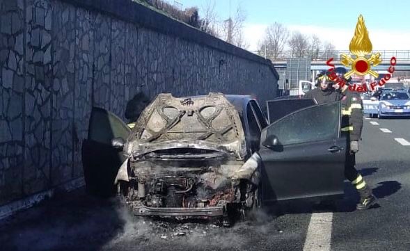 Auto in fiamme sull'autostrada A8 tra Cavaria e la barriera di Gallarate Nord