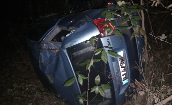 Auto finisce fuori strada e si ribalta vicino al Margorabbia, illeso un ragazzo Auto finisce fuori strada e si ribalta vicino al Margorabbia, illeso un ragazzo