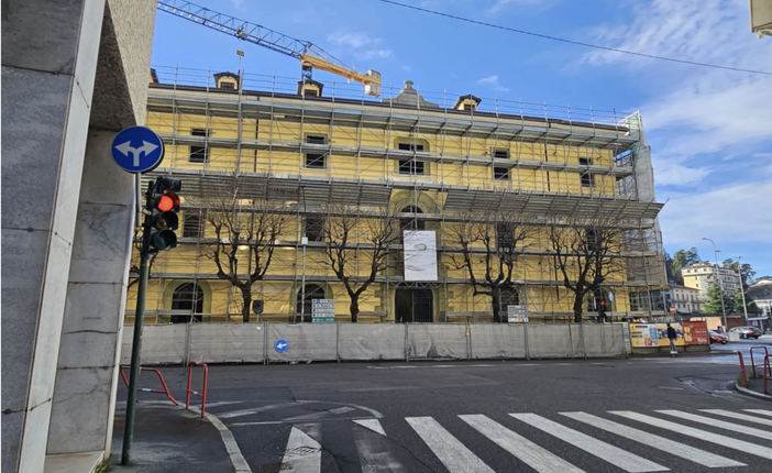 Via Magenta, l'ex Caserma Garibaldi inizia a svelarsi: via i teli, a giorni saranno smontati i ponteggi Via Magenta, l'ex Caserma Garibaldi inizia a svelarsi: via i teli, a giorni saranno smontati i ponteggi