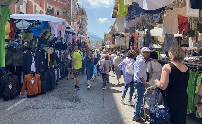 Uomo in carrozzina semina il caos al mercato di Luino: insulti, urla e resistenza ad agenti