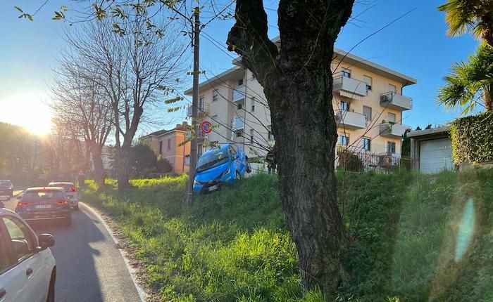 La foto dell'incidente pubblicata da LuinoNotizie.it La foto dell'incidente pubblicata da LuinoNotizie.it