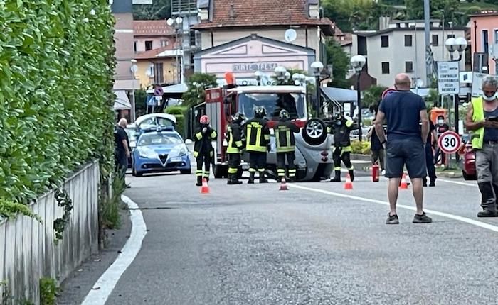 Lavena Ponte Tresa, auto si ribalta: momenti di paura in centro