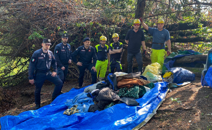 Droga nei boschi, ancora un bivacco smantellato: spacciatore fugge lanciandosi da un dirupo di sette metri Droga nei boschi, ancora un bivacco smantellato: spacciatore fugge lanciandosi da un dirupo di sette metri