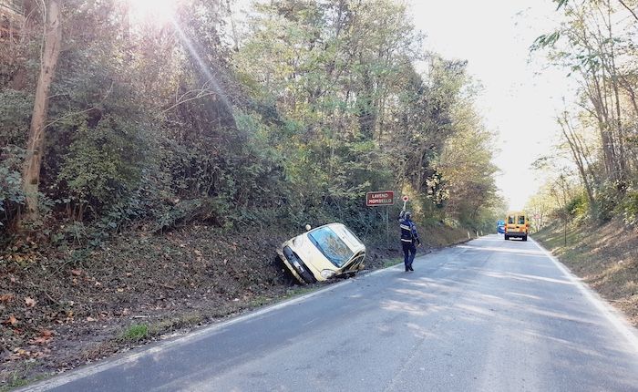 L'auto finita fuori strada (foto da LuinoNotizie.it)