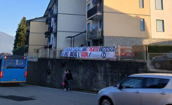 Luino, striscione shock contro la Resistenza