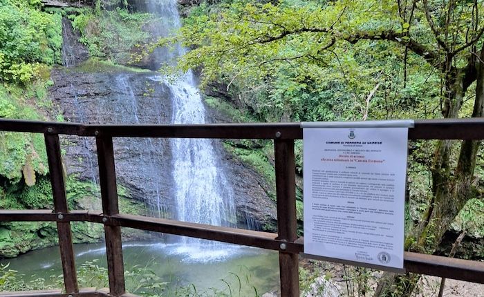 Ferrera, torna il caos estivo alla cascata: ordinanza e multe
