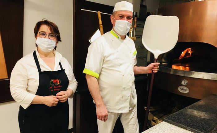 Patrizia e Luca, sempre insieme nel loro ristorante ad attendere i tanti clienti... amici Patrizia e Luca, sempre insieme nel loro ristorante ad attendere i tanti clienti... amici