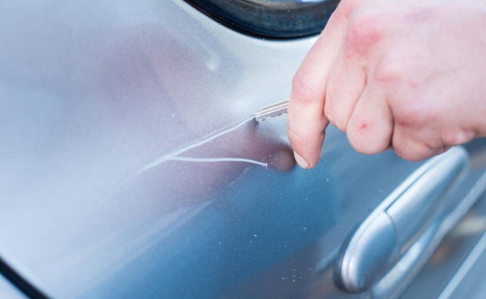 Vandali scatenati a Cugliate Fabiasco: venti auto danneggiate sia in centro che nelle strade periferiche