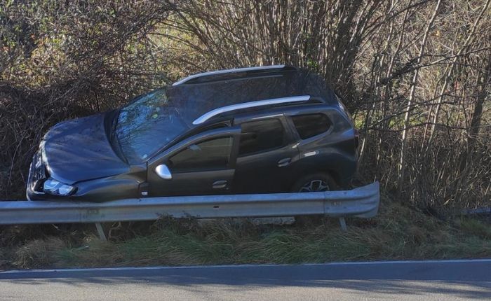 L'auto finita fuori strada a Cassano Valcuvia dopo il malore del conducente (foto da Luinonotizie.it)