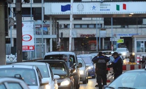 La protesta dei frontalieri: «Traffico insostenibile tra Ponte Tresa e Bioggio, un'ora per fare 8 chilometri»