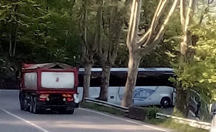 Bus turistico straniero incastrato in una curva sulla Provinciale 43