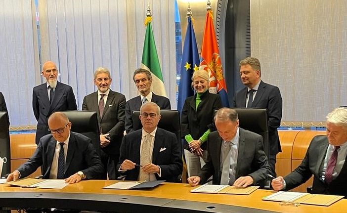 Nella foto da sinistra: in prima fila il rettore Antic, il professor Zamperetti, il rettore Djokic e il rettore Madic; in seconda fila l’ambasciatore Gori, il sottosegretario Cattaneo, il presidente Fontana, il ministro Begovic e il ministro Jovanovic Nella foto da sinistra: in prima fila il rettore Antic, il professor Zamperetti, il rettore Djokic e il rettore Madic; in seconda fila l’ambasciatore Gori, il sottosegretario Cattaneo, il presidente Fontana, il ministro Begovic e il ministro Jovanovic