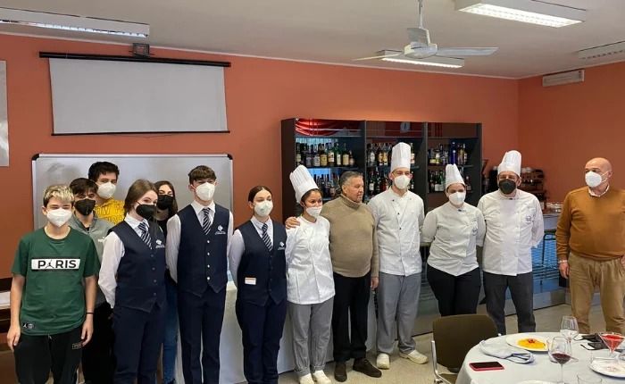 Renato Pozzetto ospite del Cfp di Luino in una foto dal sito web dell'Agenzia Formativa Renato Pozzetto ospite del Cfp di Luino in una foto dal sito web dell'Agenzia Formativa