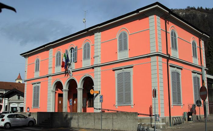 Il municipio di Sangiano Il municipio di Sangiano