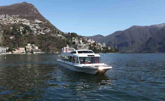 Battello in navigazione sul lago Ceresio