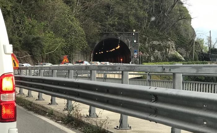 Lavori tra Luino e Maccagno, traffico sulla statale: incubo code fino all'11 maggio per i frontalieri del Luinese Lavori tra Luino e Maccagno, traffico sulla statale: incubo code fino all'11 maggio per i frontalieri del Luinese