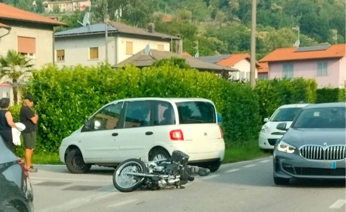 Scontro tra auto e moto a Mesenzana, 25enne in ospedale